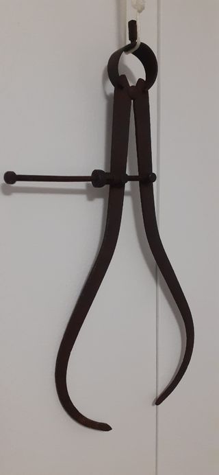 Calibrador hierro antiguo. Herramienta antigua.