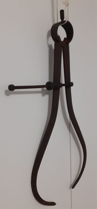 Calibrador hierro antiguo. Herramienta antigua.