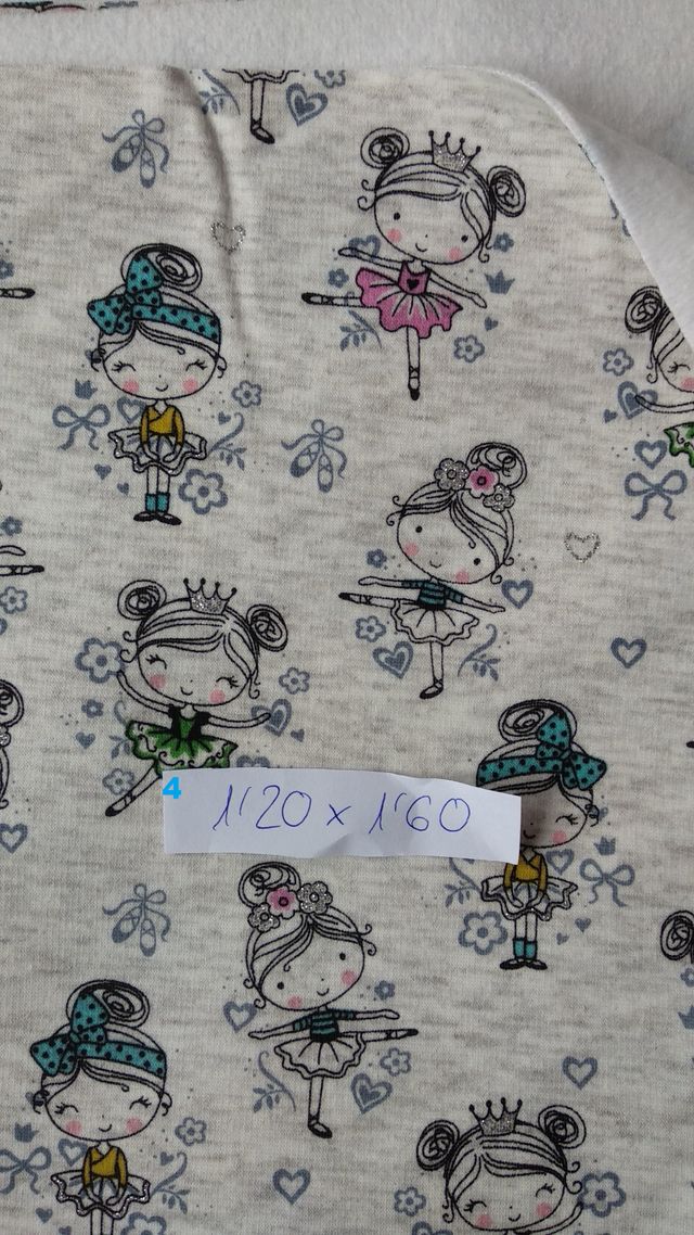 Retales de tela variados, medidas en fotos.