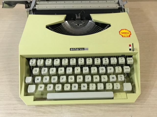 Macchina per scrivere vintage anni '60
