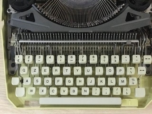 Macchina per scrivere vintage anni '60