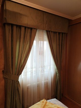 Cortinas amarillas hacen aguas