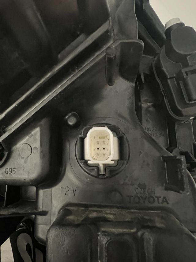 Faro toyota yaris xp210