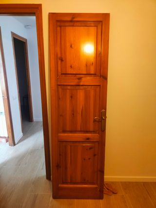 Puerta madera antigua de pino