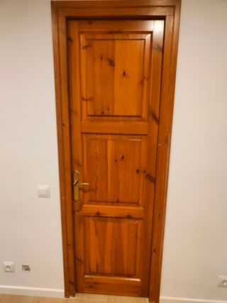 Puerta madera antigua de pino