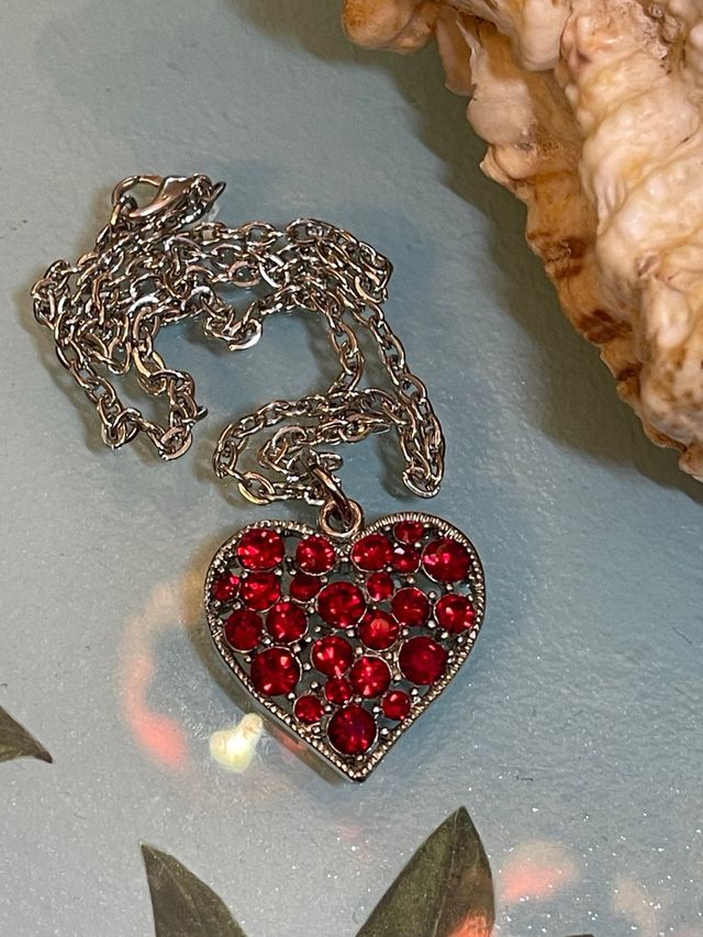 Colgante corazón del amor piedras rojas