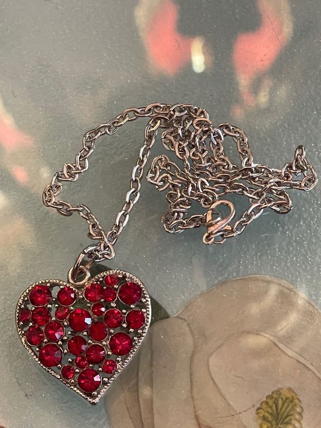 Colgante corazón del amor piedras rojas