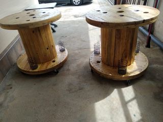 2x1 Mesas de madera con ruedas.