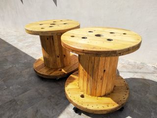 2x1 Mesas de madera con ruedas.