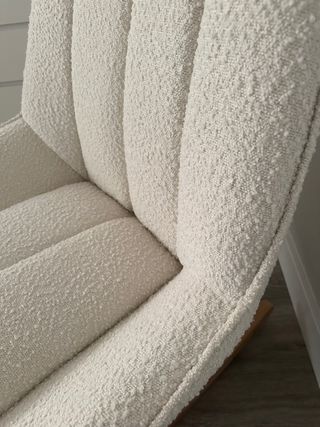 Mecedora de borreguito blanco