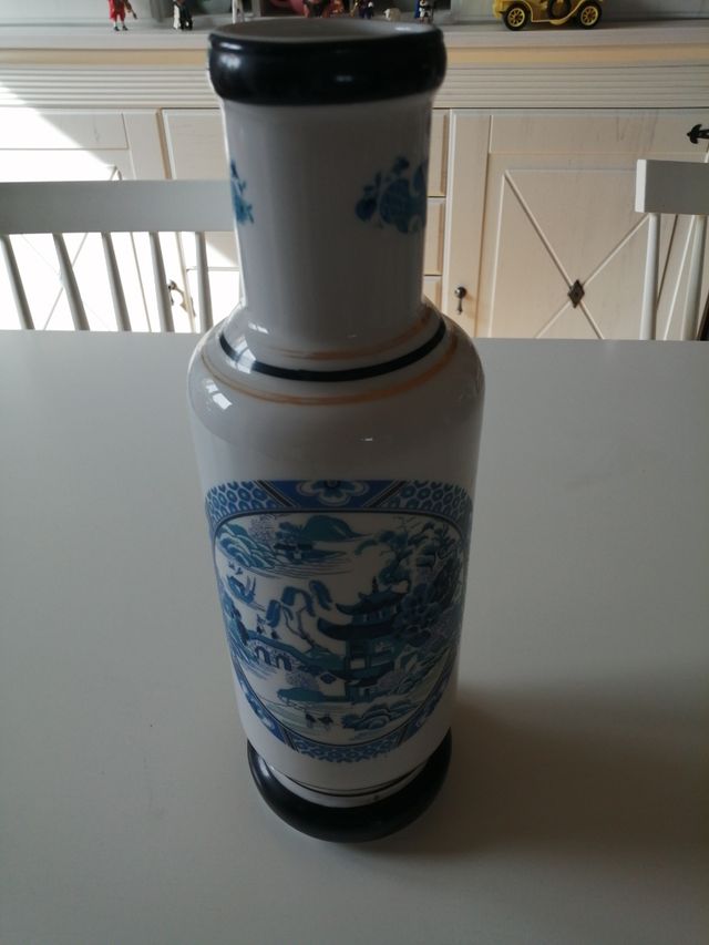 Jarrón con motivos japoneses.