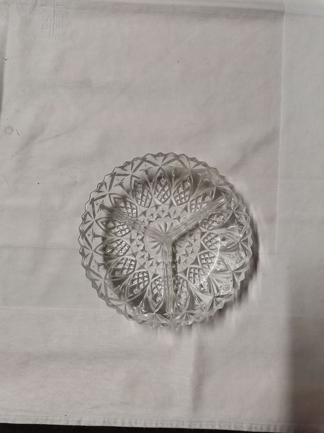 Plato de vidrio tallado