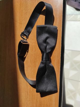 Papillon in raso nero con gancio.