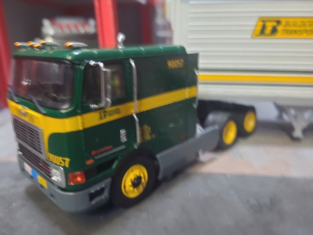 Camião Articulado Americano