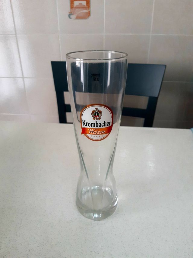 Bicchiere di birra krombacher 500 ml