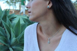 Conjunto de pendientes y collar.