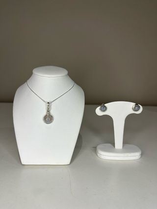 Conjunto de pendientes y collar.