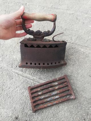 Ferro de engomar antigo