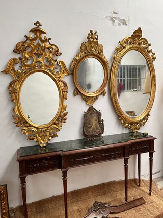 Elegante espejo ovalado dorado en oro fino.
