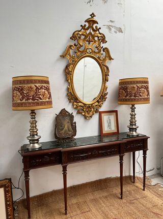 Elegante mesa recibidor con tapa de mármol verde.