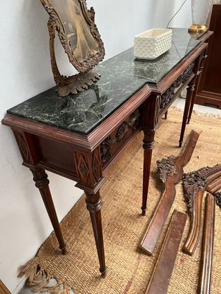 Elegante mesa recibidor con tapa de mármol verde.