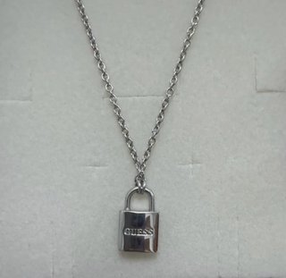 Colgante marca Guess