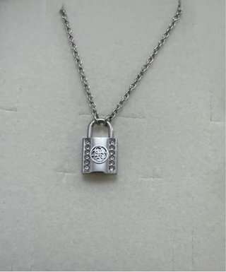 Colgante marca Guess