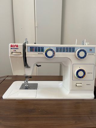 Maquina de cocer Alfa con mesa
