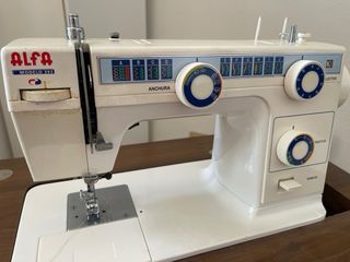 Maquina de cocer Alfa con mesa