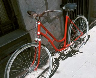 Bicicleta antigua a medio restaurar