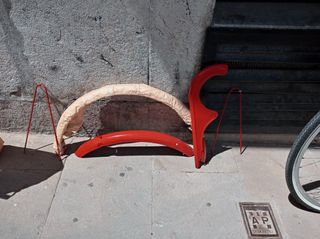 Bicicleta antigua a medio restaurar