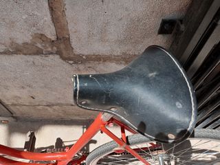 Bicicleta antigua a medio restaurar