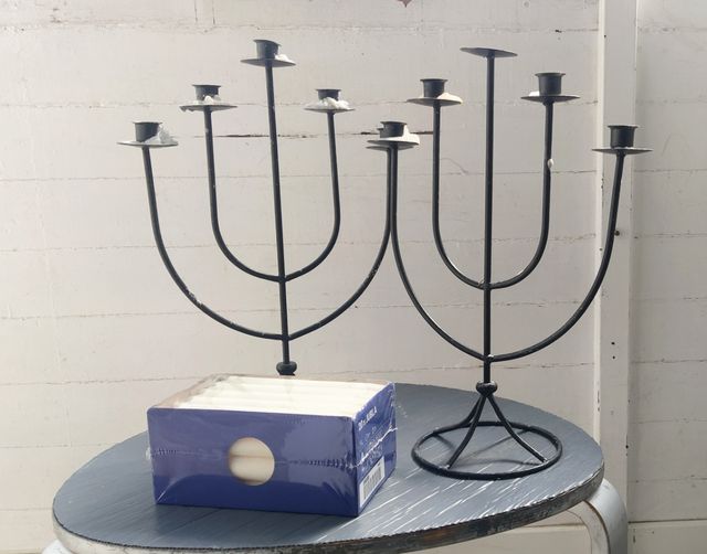 Pareja de candelabros metálicos