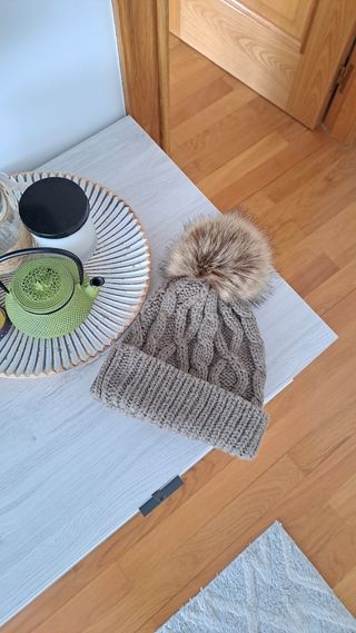 Gorro marrón con pompón.