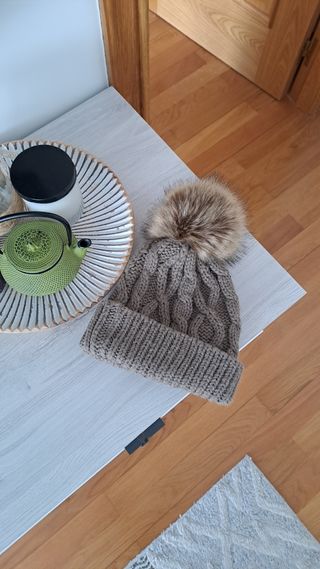 Gorro marrón con pompón.