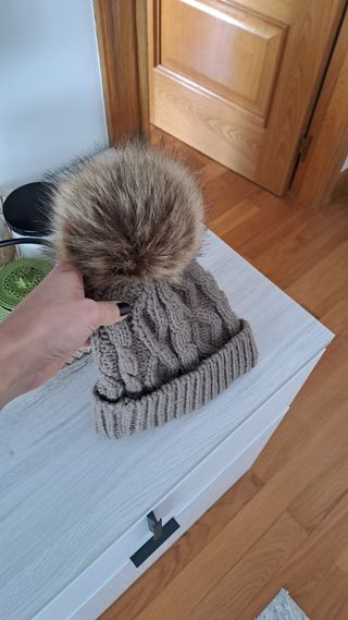 Gorro marrón con pompón.