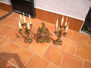 Reloj y candelabros de bronce