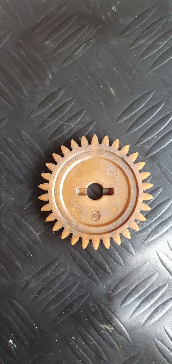Piñon bomba de agua suzuki ltz