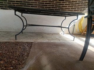 Tavolo in ferro e ceramica. Beh, molto. Non spedisco