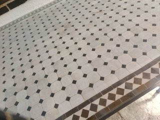 Tavolo in ferro e ceramica. Beh, molto. Non spedisco