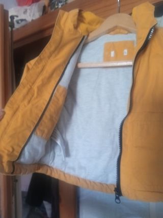 Abrigo amarillo para niño