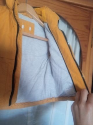 Abrigo amarillo para niño