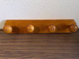 Percha madera maciza.