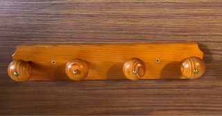 Percha madera maciza.