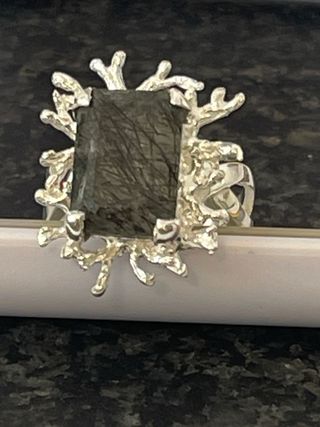 ANILLO EN PLATA BLANCA -CON CUARZO NATURAL