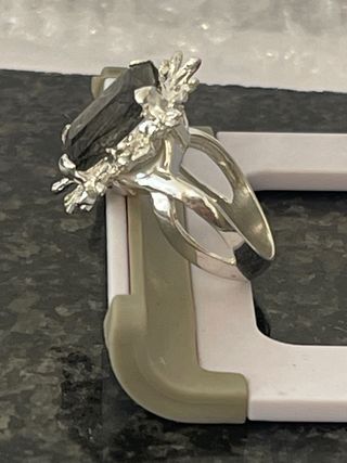 ANILLO EN PLATA BLANCA -CON CUARZO NATURAL