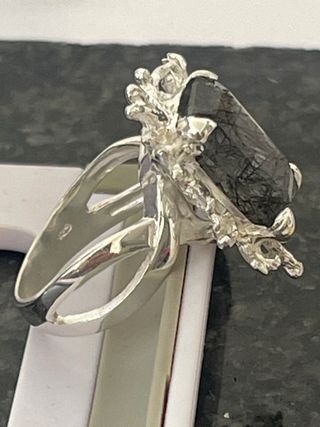 ANILLO EN PLATA BLANCA -CON CUARZO NATURAL
