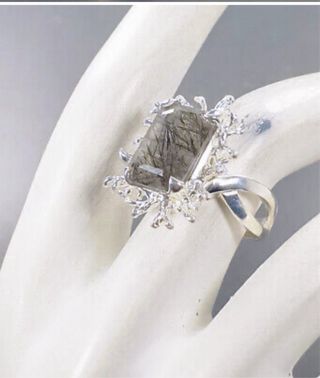 ANILLO EN PLATA BLANCA -CON CUARZO NATURAL