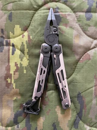 Lote N328 Leatherman Signal