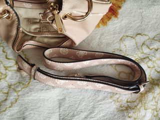 Bolso Guess medialuna con bandolera  